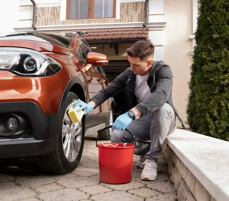 Lavage auto à domicile Plœuc-L'Hermitage : professionnel intervenant sur un véhicule